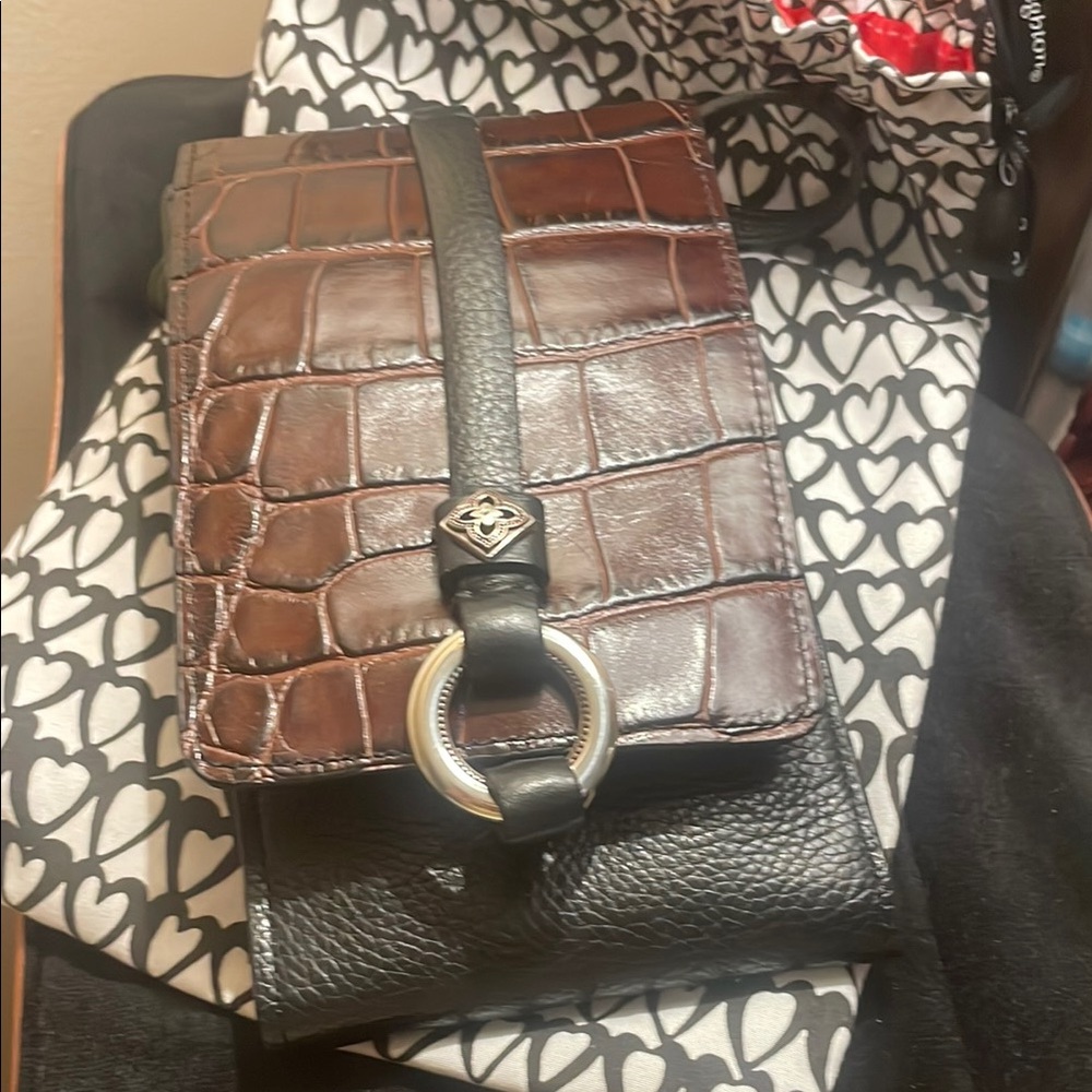 Elegant Brown Crossbody Bag with Crocodile Texture and Silver Ring